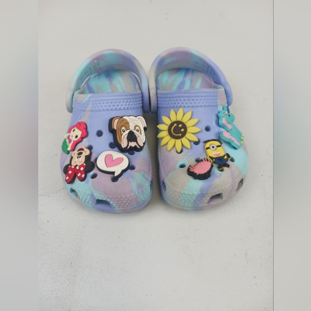 CROCS girl's TODDLER'S tie dyed with 8 multicolor jibbitz clogs Size 7